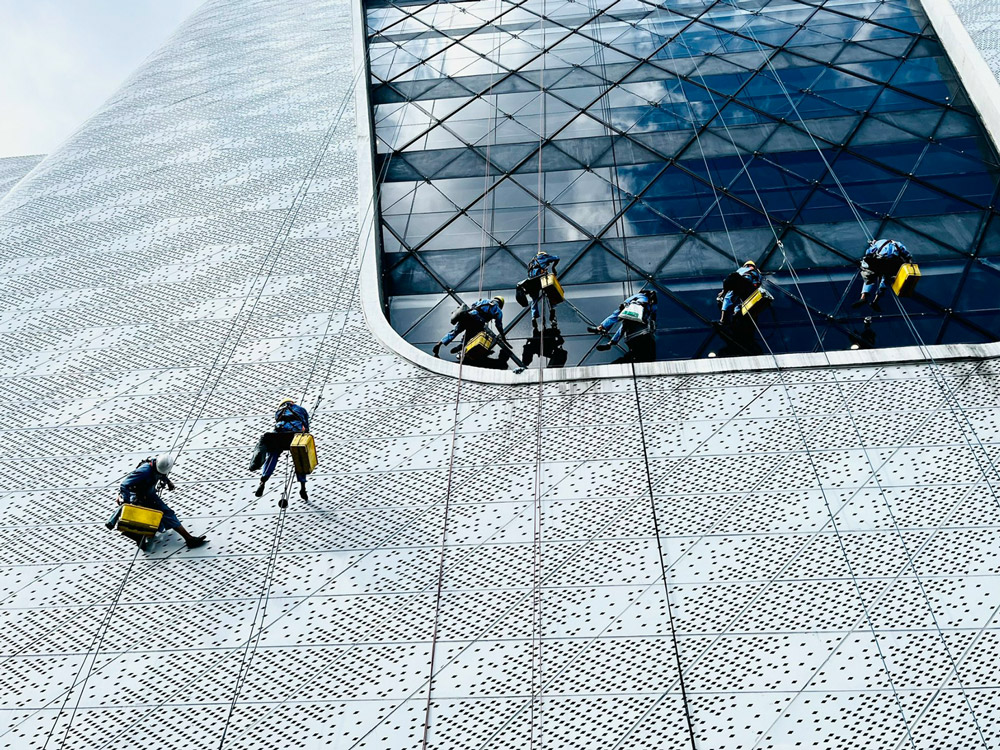 Báo Giá Dịch Vụ Vệ Sinh Kính Mặt Ngoài Care Việt Nam (Mới cập nhật)