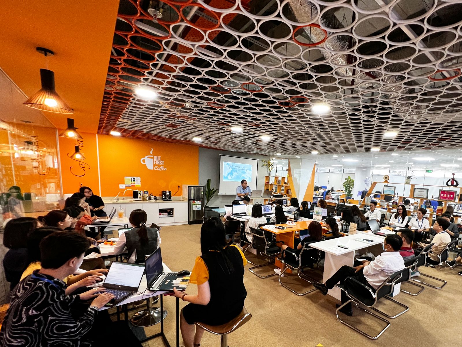 Buổi đ&agrave;o tạo &ldquo;Kỹ năng giao tiếp v&agrave; l&agrave;m việc nh&oacute;m hiệu quả&rdquo; tại Care Việt Nam2