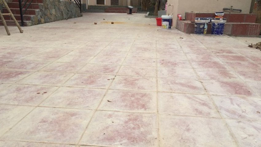 Vệ-sinh-gạch-t&agrave;u-bị-mốc-do-xi-măng